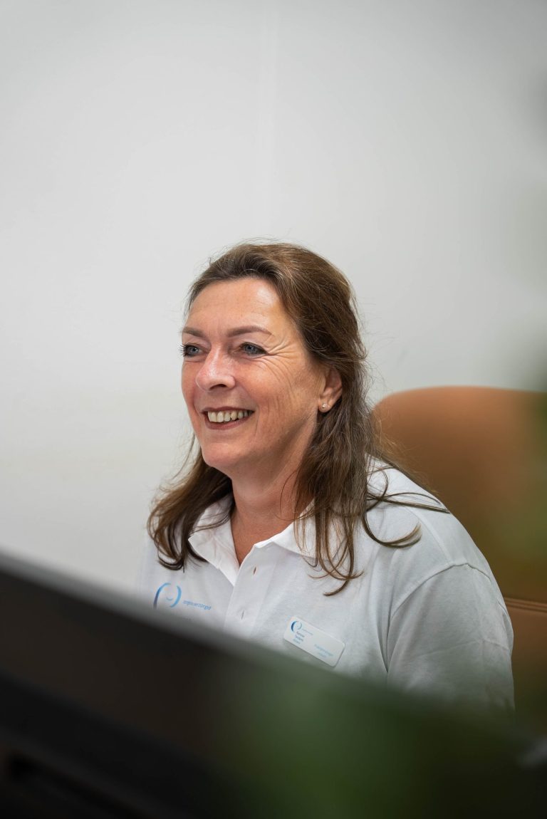 Medewerker helpt met inschrijven als nieuwe patiënt in Almere