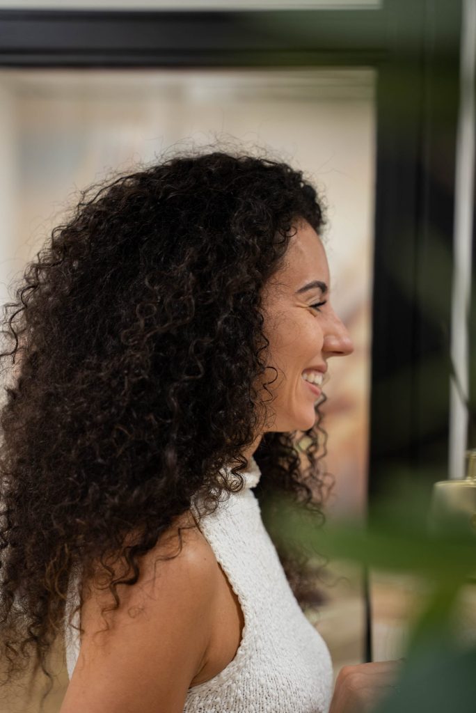 Patiënt ontspannen in gesprek in de praktijk
