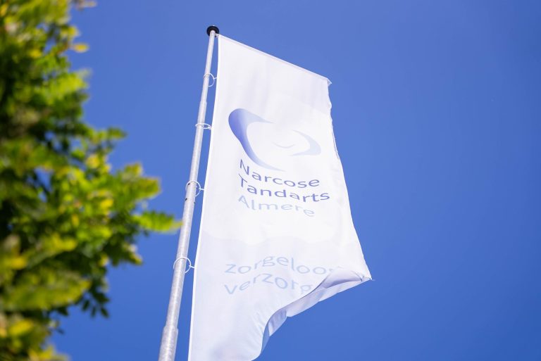Vlag van de tandartspraktijk in Almere Haven aan De Steiger 32